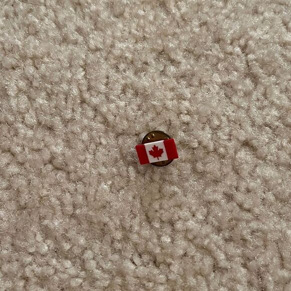 CANADIAN FLAG BROOCH - Picture 1 of 5